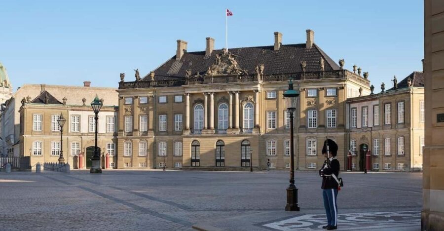 Copenhagen: Amalienborg Palace Museum Entry Ticket - Where the entrance is, and the 20-minute ticket rule