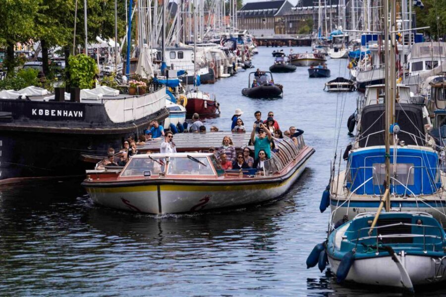 Copenhagen: Classic Canal Tour & The Harbour - From Christiansborg Palace to the Royal waterfront: you get the big hits fast
