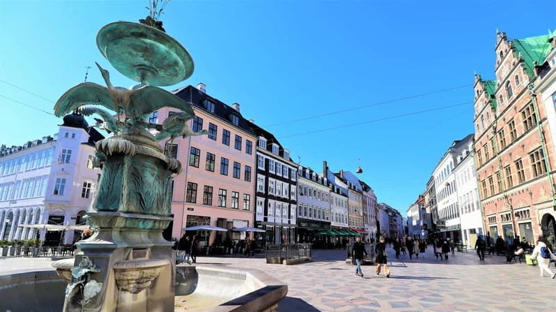 Copenhagen: Guided Bike Tour in French - From Nyhavn area to Amalienborg: palaces, fountains, and the harbor look