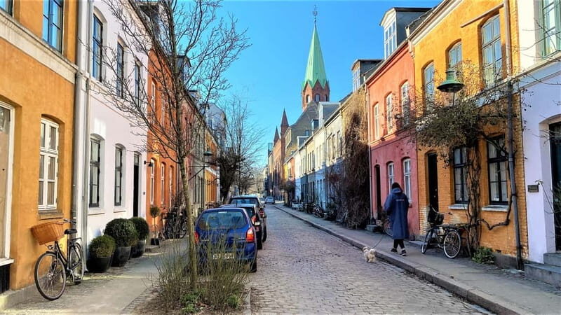 Copenhagen: Guided Bike Tour in French - Rosenborg Castle and the Round Tower finish: turning the ride into a story