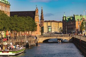 Copenhagen: Highlights & Secrets Private Walking Tour - Meeting at El Cava by the green benches: start location that actually helps