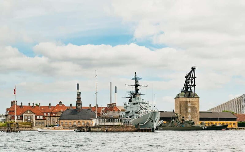 Copenhagen: Old Canals and Hidden Gems Social Boat Tour - Drinks, comfort, and what to bring for a windy harbor ride