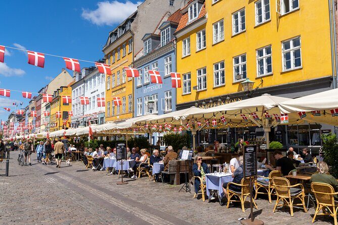 Copenhagen Royal Conspiracy Exploration Game and Tour - Starting at Amalienborg Palace square: Rococo elegance meets a mystery
