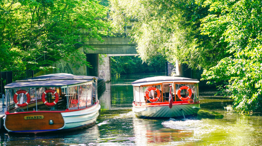 Lyngby & Bagsværd Lake: Baadfarten Boat Ride - Aldershvile park via Aldershvile Slotspavillon: a lakeside break that feels open