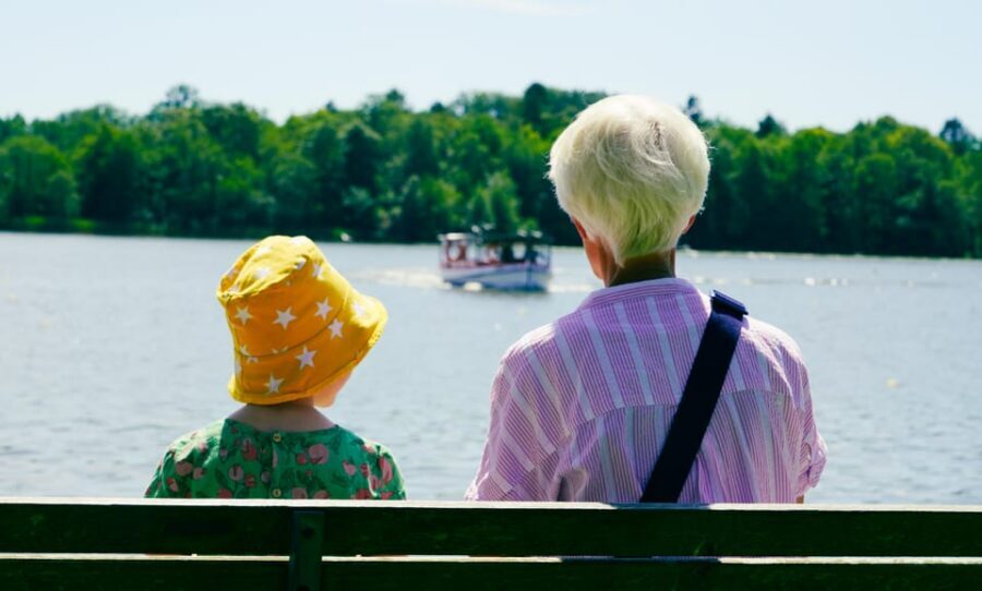Lyngby & Bagsværd Lake: Baadfarten Boat Ride - Sophienholm: art exhibitions and summer events from the water