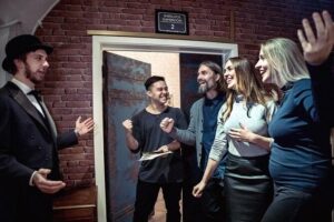 SHERLOCK Escape Room - Game master support and the role of actors in costume